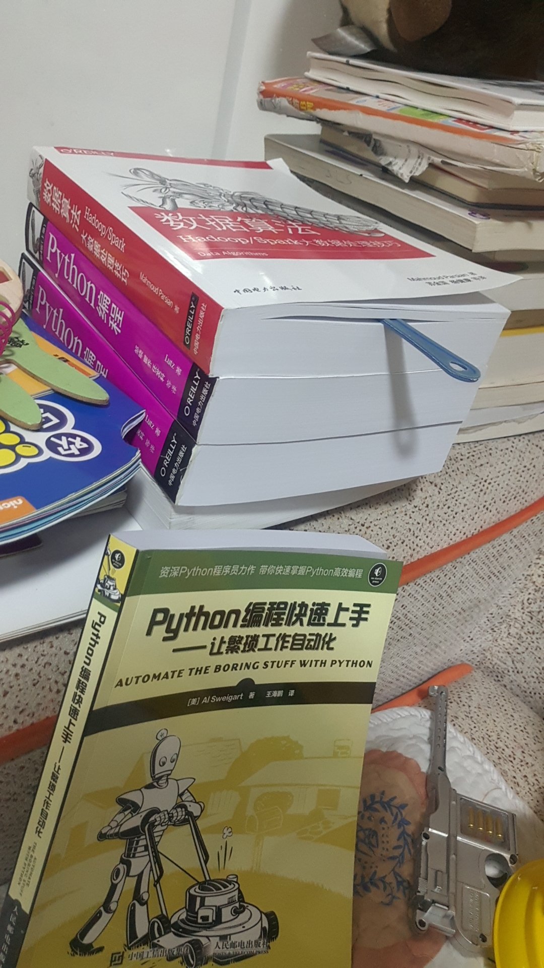 买了好多书还没看完，这本入门Python还不错，循序渐进，最近准备看完，然后看有大蛇的那本