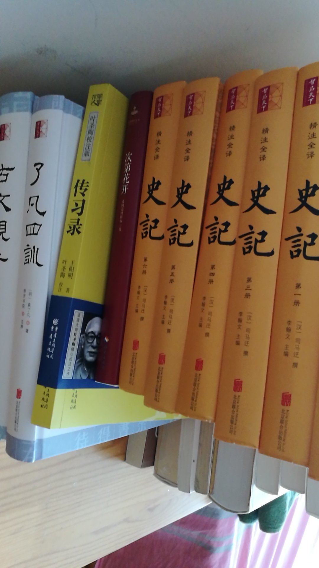 一次买了不少，搞活动挺实惠，书的质量不错，应该是正版，但是就是拿到时包装已坏了，书没有什么问题。