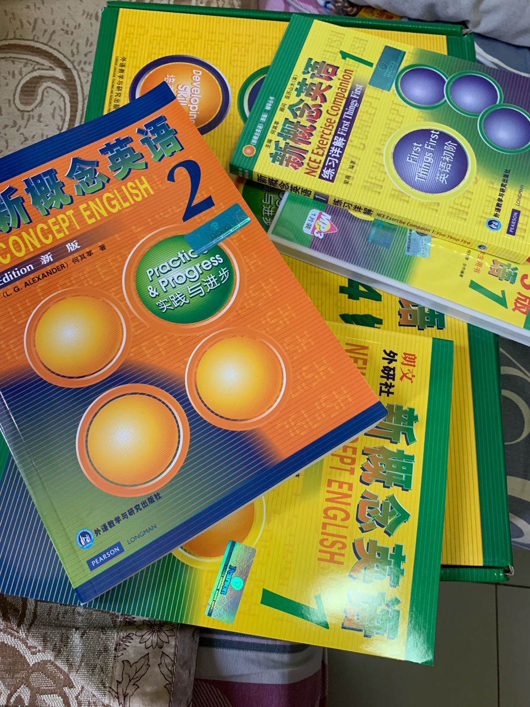 买来给初中的孩子用，从语法，到练习，到光盘，很全面。但如果里面配套的直接是带MP3的U盘就好了，这都什么年代了，给个光盘还得找老一点电脑去转换。