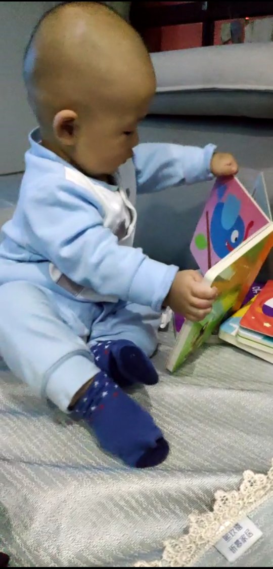宝宝很喜欢按小圆孔，还会发出声音，挺有意思的书，就是声音不是很大