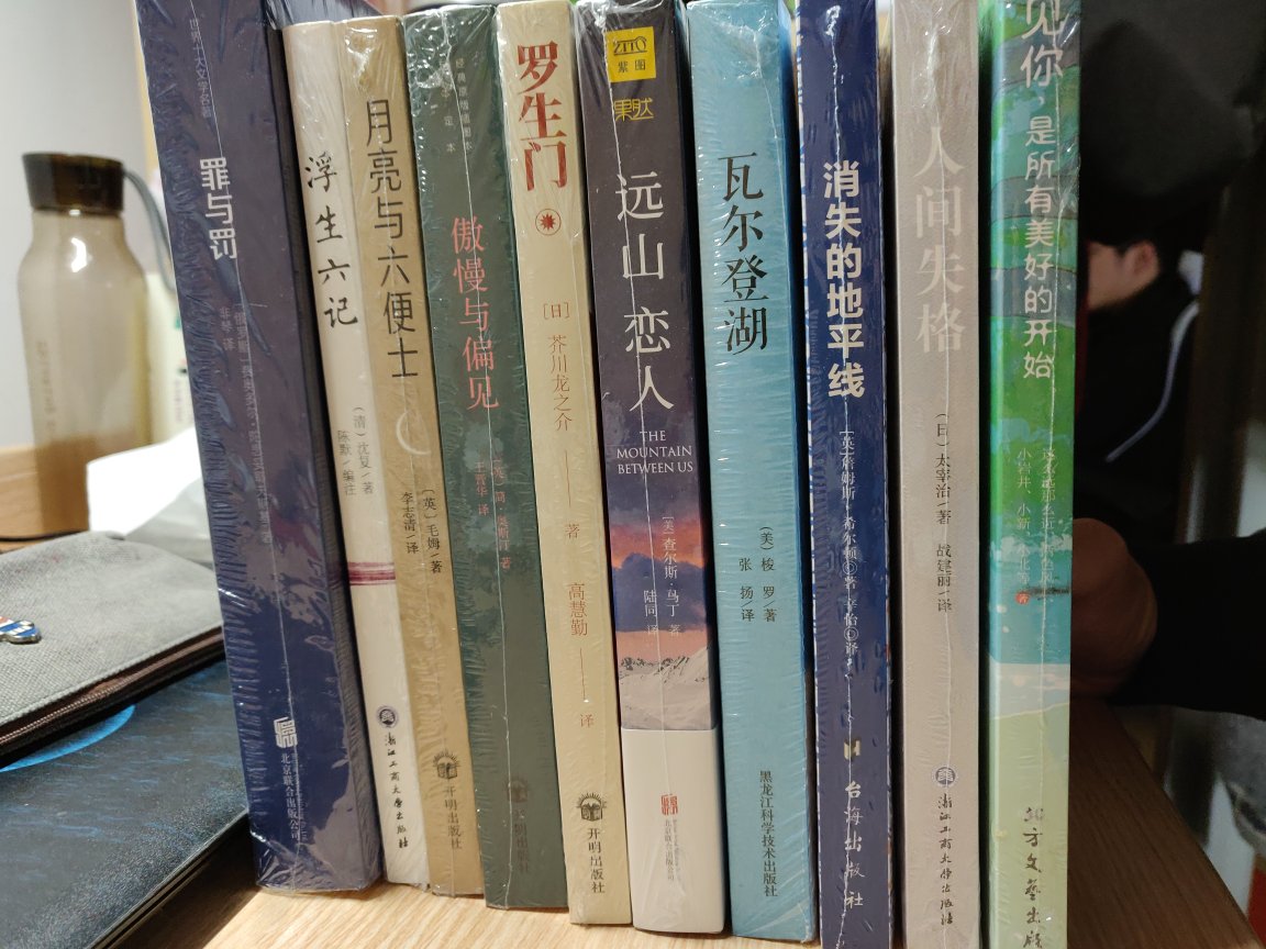 和店家描述的一样呢，产品质量确实狠不错，真材实料，包装也很给力，没有磨损的地方，哈哈，起初还有点担心长途运输风险呢，收到货，悬着的心也放下，家里人都很喜欢，客服的服务态度也很好，有问必答，一对一服务，确认是一次愉快的网购，下次购买家具还来你家，继续努力哦，也会推荐朋友过来购买的，总体灰常满意，必须好评！(这只是一个好评模板，我不是托不是水军，就是懒！)