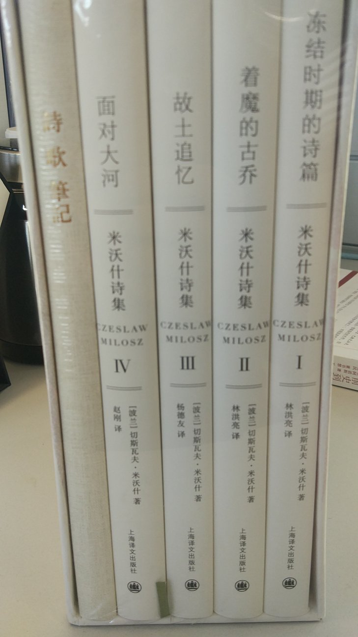 以一句话为家，这句话似乎是钢铁捶打。这愿望从何而来？不是为了令人入迷。……