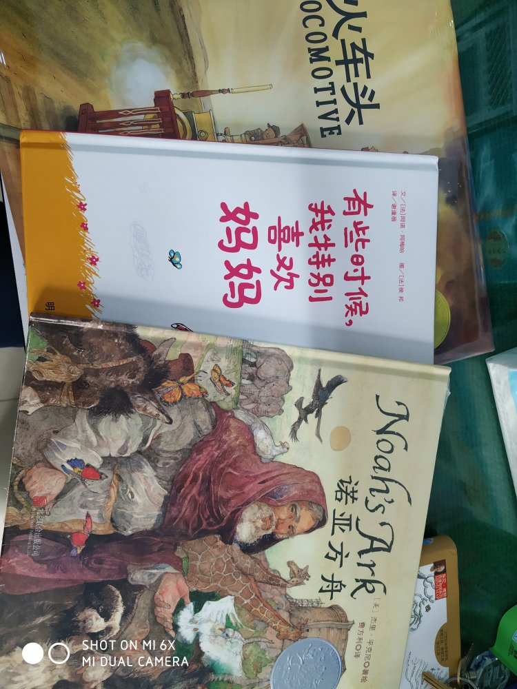 绘本不仅有精美的图画，同时还伴有诗意的有趣的文字。孩子既能看图，又能学字。对于刚开始学习认字的孩子是非常有吸引力的，而且优秀绘本里的故事质量都很高