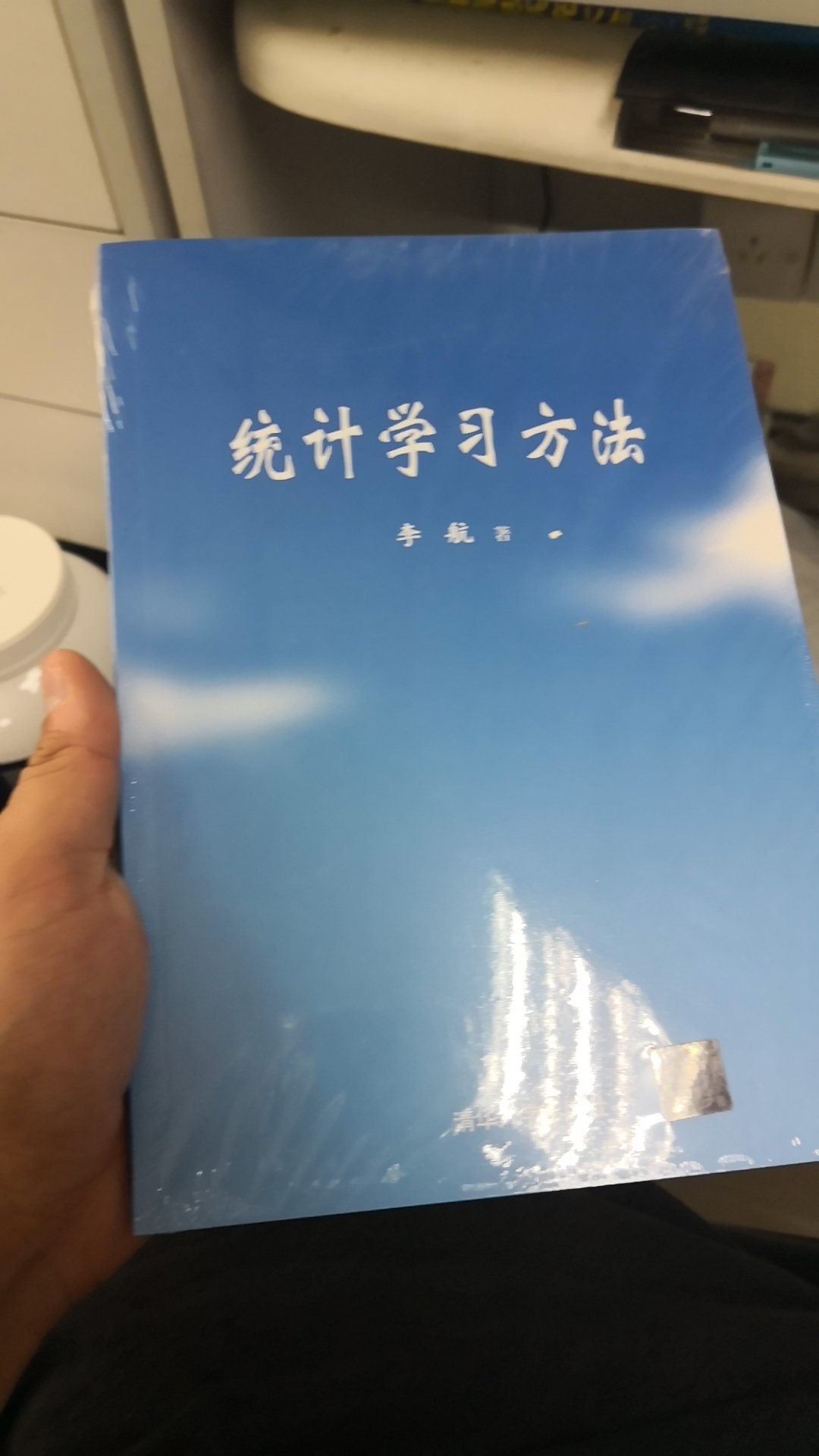 一个不错的讲这些机器学习的书，主要是讲一些基本的技巧，感觉还行吧，比较重，比较厚！一口气买了不少书，希望可以好好学习掌握python，希望这些书都能有用！