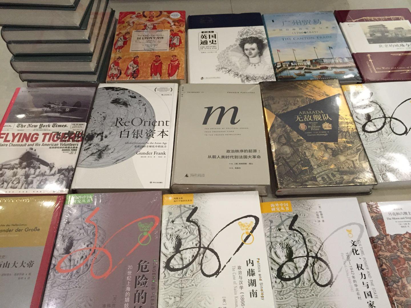 本书是一部探讨曾国藩领导力法则的力作。 历史学者张宏杰爬梳史料、分析论证，通过回顾曾国藩与李鸿章、左宗棠、胡林翼等同僚与下属的交往，以及曾国藩创建湘军并带领这支军队获得赫赫功绩的过程，展现出曾国藩**的领导才能和独到的人际交往法则。作为为政有方、治军有道、功勋卓著的晚清名臣，曾国藩在领导与用人方面堪称楷模，值得后人多加分析与借鉴。而纷繁复杂的晚清时局，也在这些风云人物的交往中露出端倪。