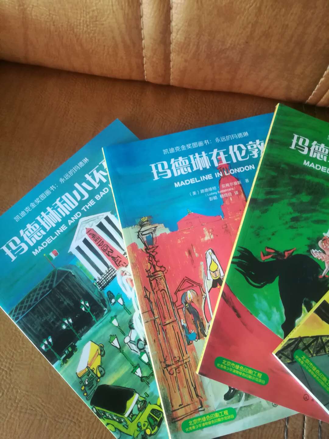 中英文对照，故事简明易懂，过段时间就能给孩子一起阅读了，很喜欢这套书。