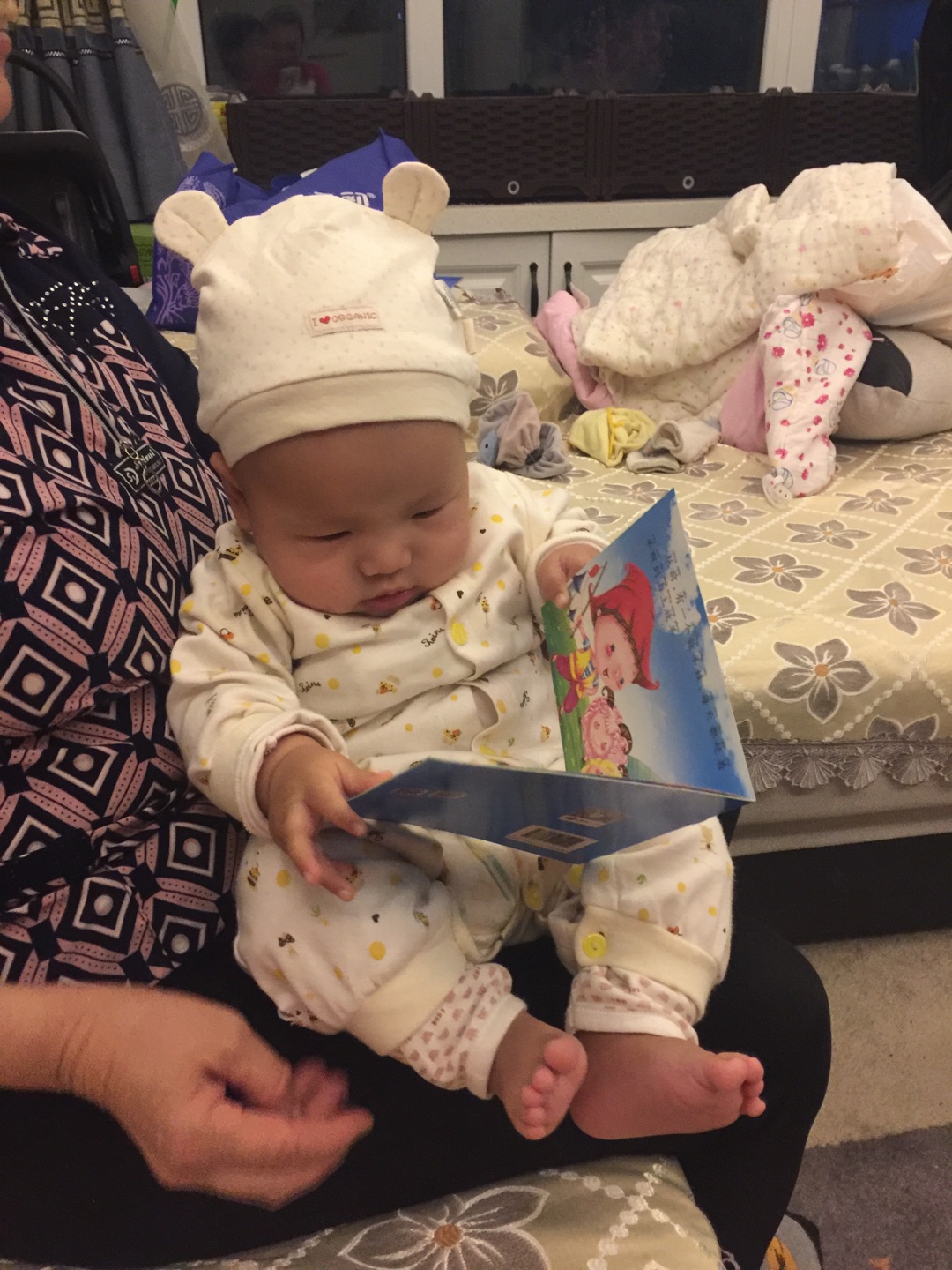 宝宝虽小，但是重现培养看书的习惯还是好的