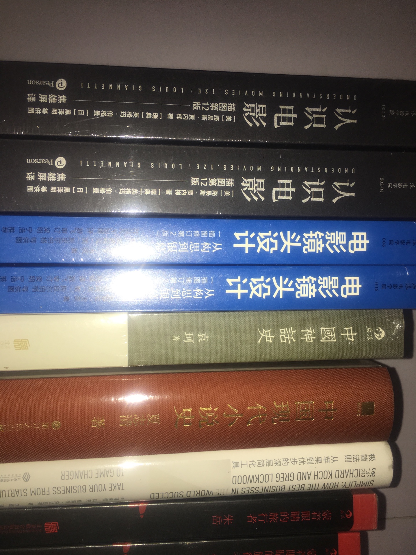 爱好阅读的人会放下手机享受纸质图书带来的快乐，火车上，飞机上，床上，炕上