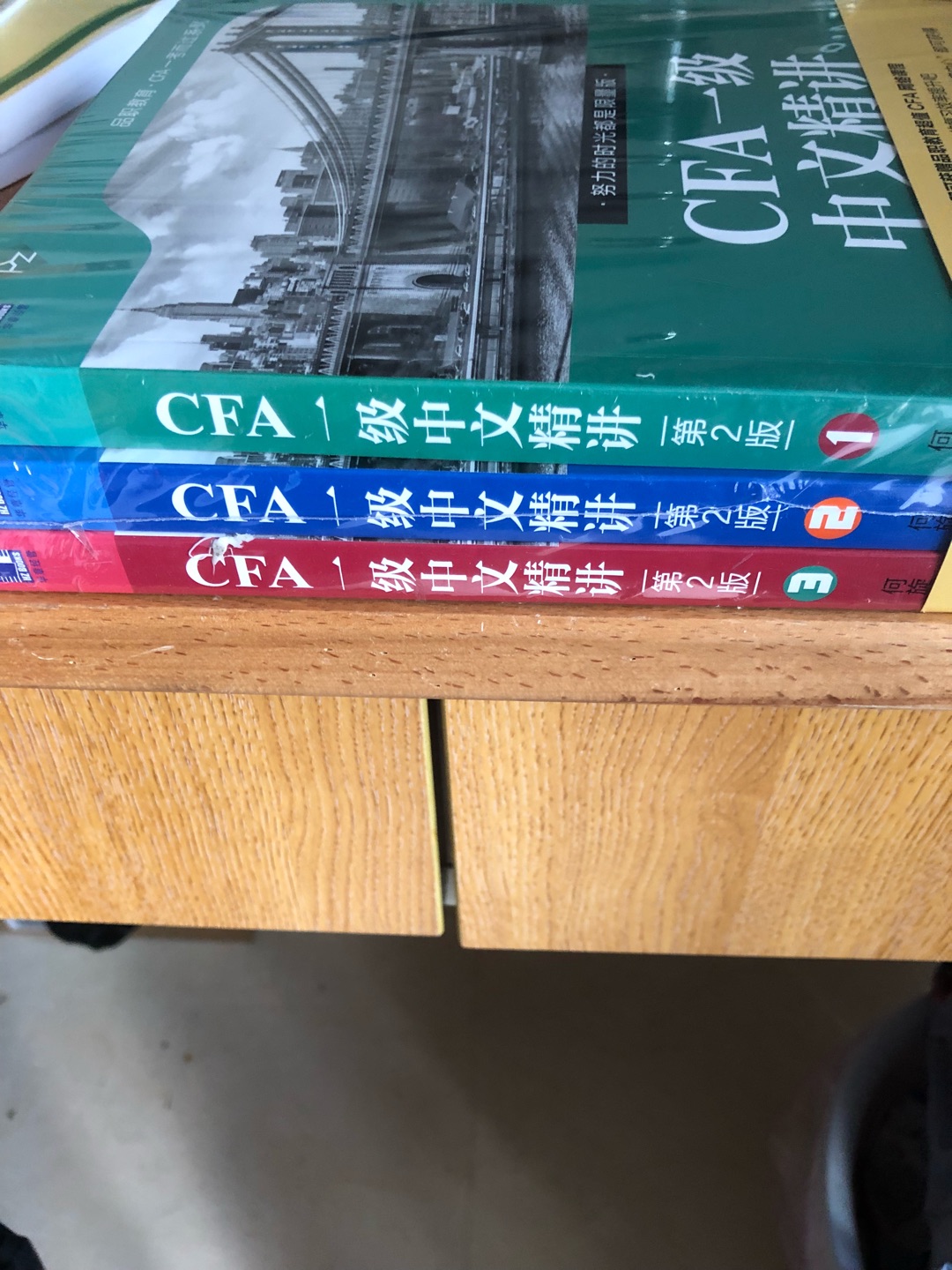 本人是学金融的，感觉这本书对于考CFA会有帮助。