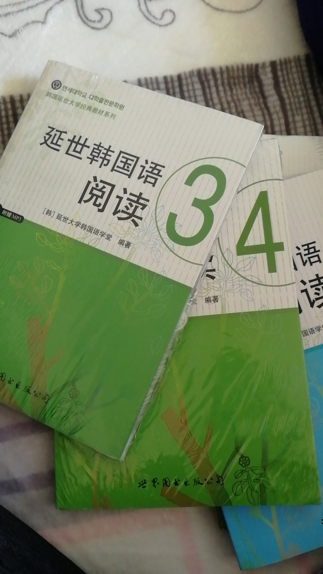 一整套全都买齐了，正在认真的阅读，正在认真的学习，~语水平有了一定的提升！！