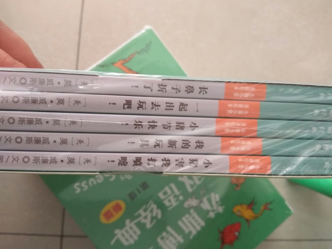 中英文是分开的，孩子自助阅读不会有干扰，挺棒的
