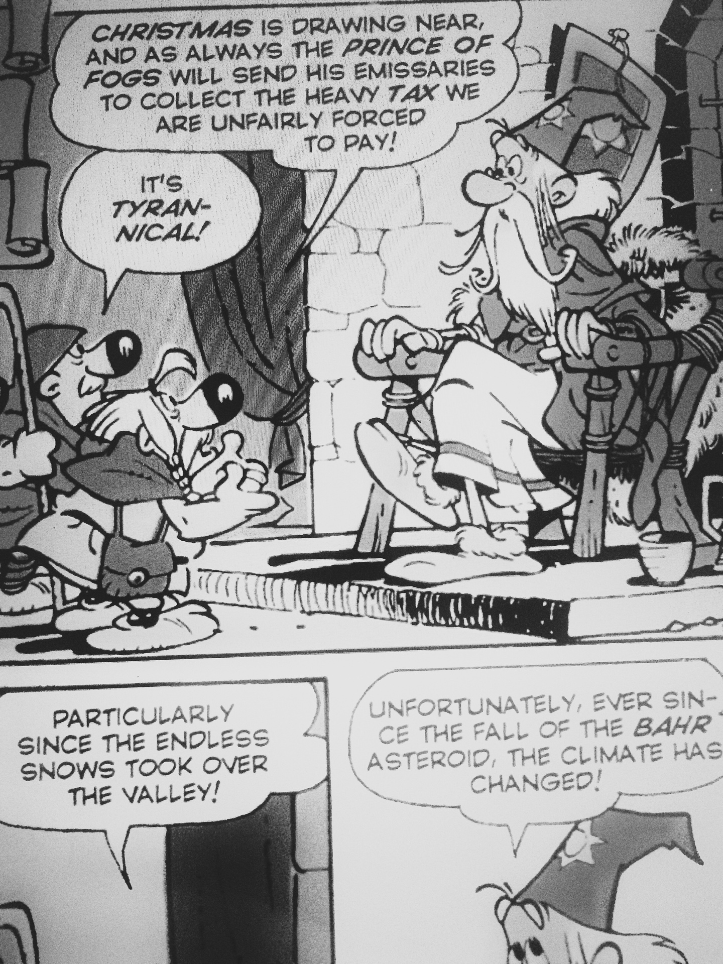 Mickey Mouse and the Sword of Ice，原作是漫画形式，作者是意大利的 Massimo de Vita，创作时间大概是1982年，本书是第一章，后面还出了三本。给三岁宝宝读比较合适。