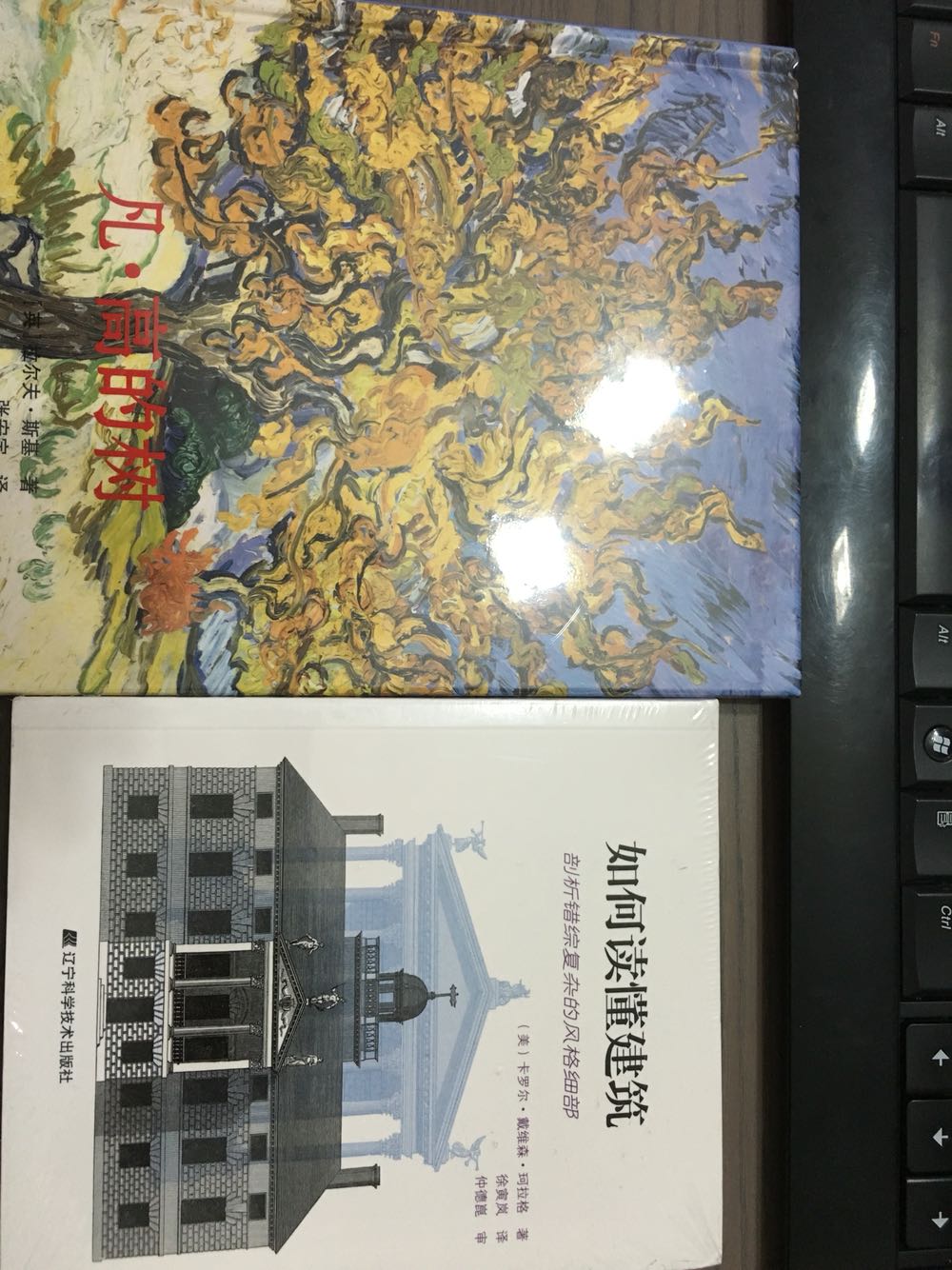 48元就一小本，字图皆小，同样48元，有对比才有这本性价比不高的判断，勉强好评是因为内容