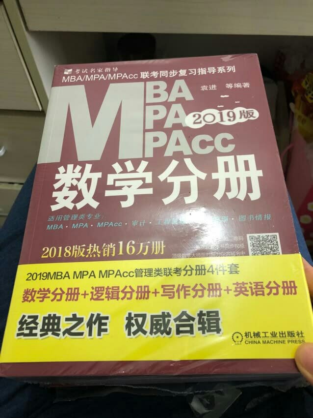 中午冷一下:展昭:“ ，你额头的月牙是怎么弄的？” :“天生的。”展昭:“揭得下来吗？” :“天生的。揭不下来。”展昭:“如果揭下来呢？” :“揭下来…………就是见证奇迹的时刻……”