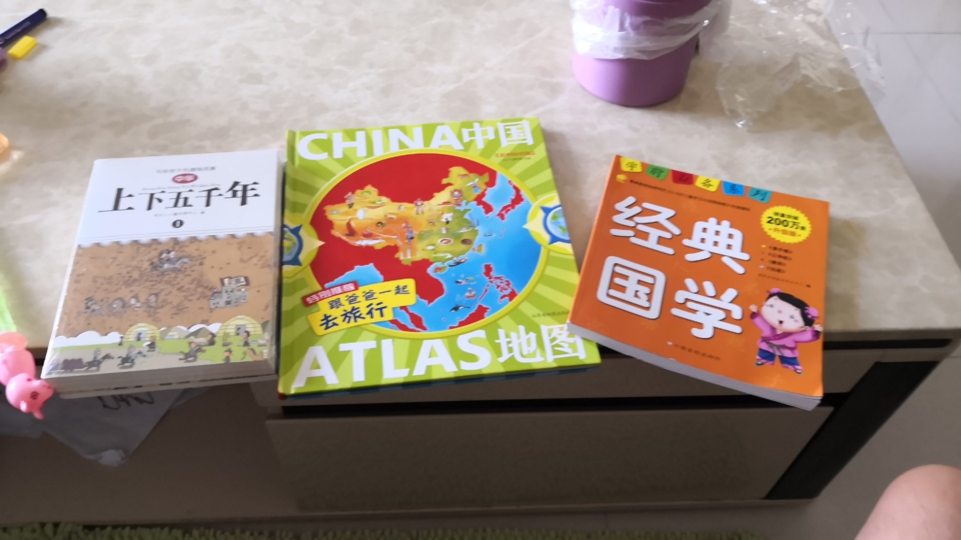 是正版，挺好的，给小孩子看正好。还赶上满100减三十，要不还挺贵的