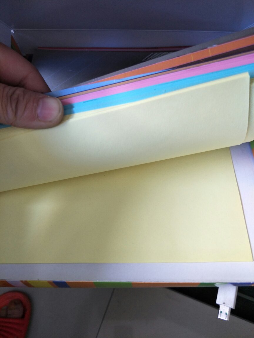 我还以为全部是3D折纸，一大半都是彩色卡纸。而且纸张很薄，有些坑