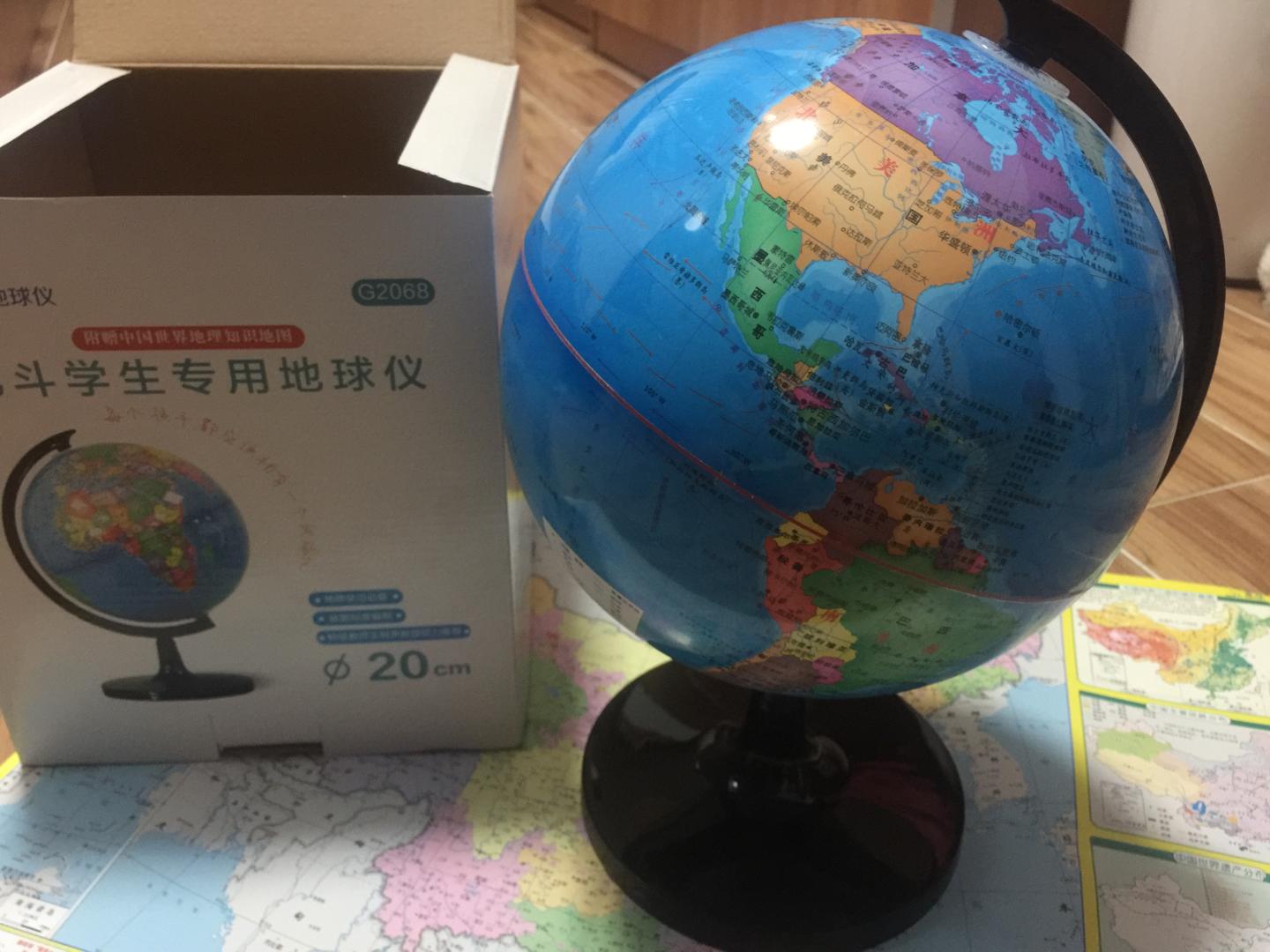 地球仪挺好的，以前没买过也不太会选，发现网上地球仪各种各样价格差好多。但是我收到货后发现自己选的很不错，包装完好，球上面的字印刷清晰，颜色鲜艳，大小合适。地理老师推荐购买的，认识世界足够了。送了一张地图，一面中国一面世界，非常满意。