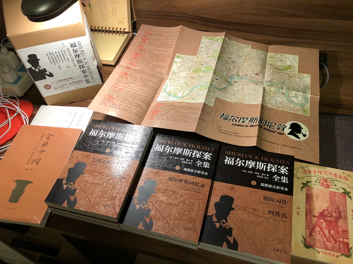 小时候读的福尔摩斯一定是盗版，所以这次趁着中华书局再版福尔摩斯来补票，装帧和体例一如书局的高水准，地图和民国版则是大大的惊喜。