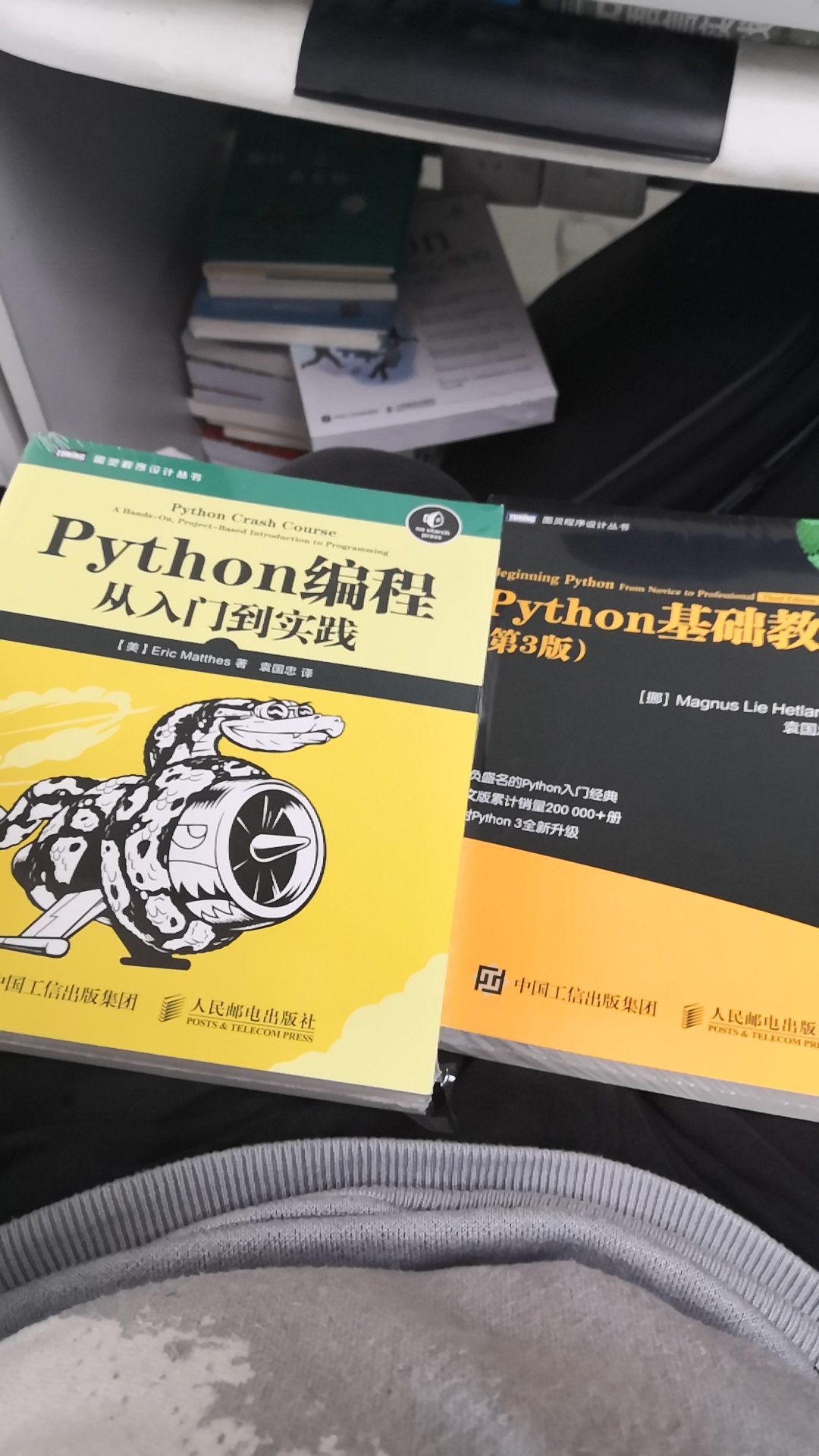 一个不错的讲这些机器学习的书，主要是讲一些基本的技巧，感觉还行吧，比较重，比较厚！一口气买了不少书，希望可以好好学习掌握python，希望这些书都能有用！