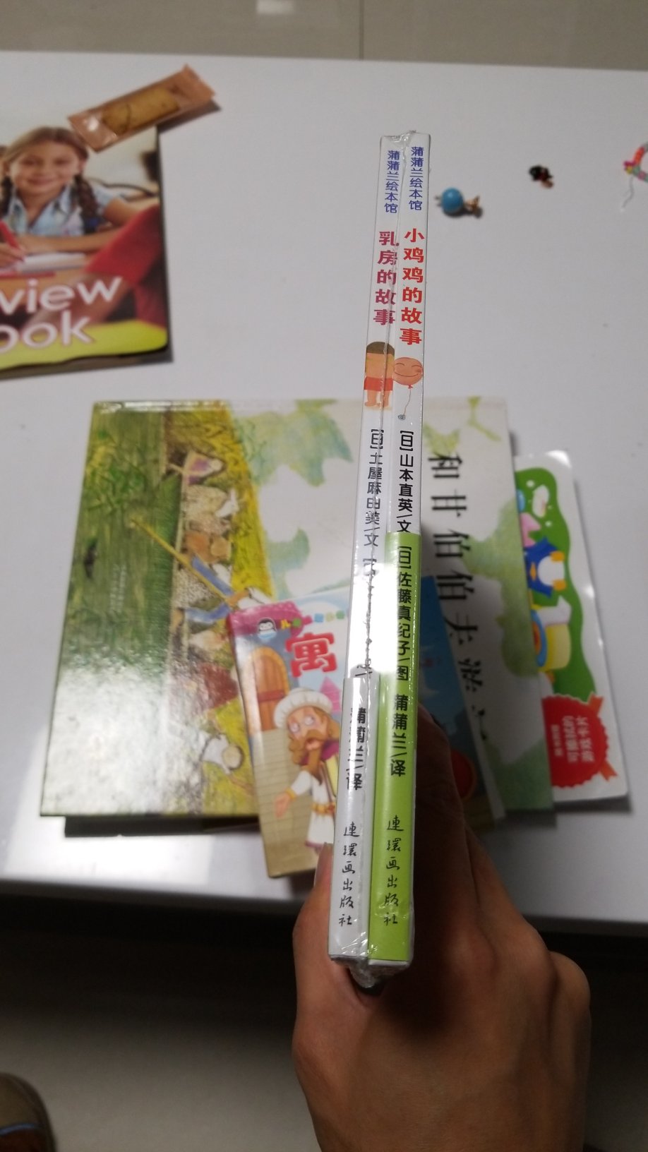 幼儿园的小孩经常问，干脆买了讲给她听。希望是好书。