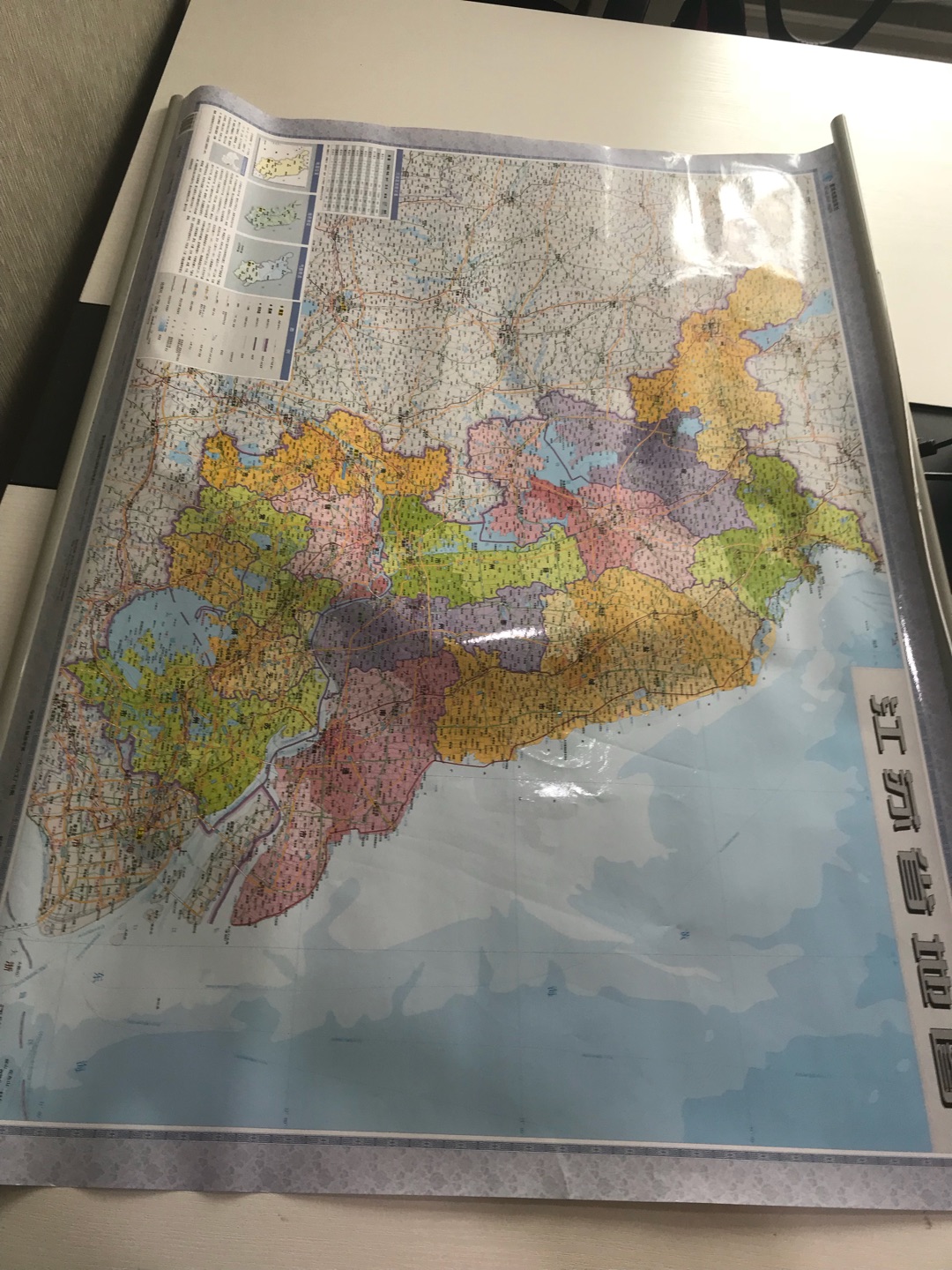 买的江苏省的地图，包装很好，挂在办公室的，大小也正合适，应该是加膜防水的。
