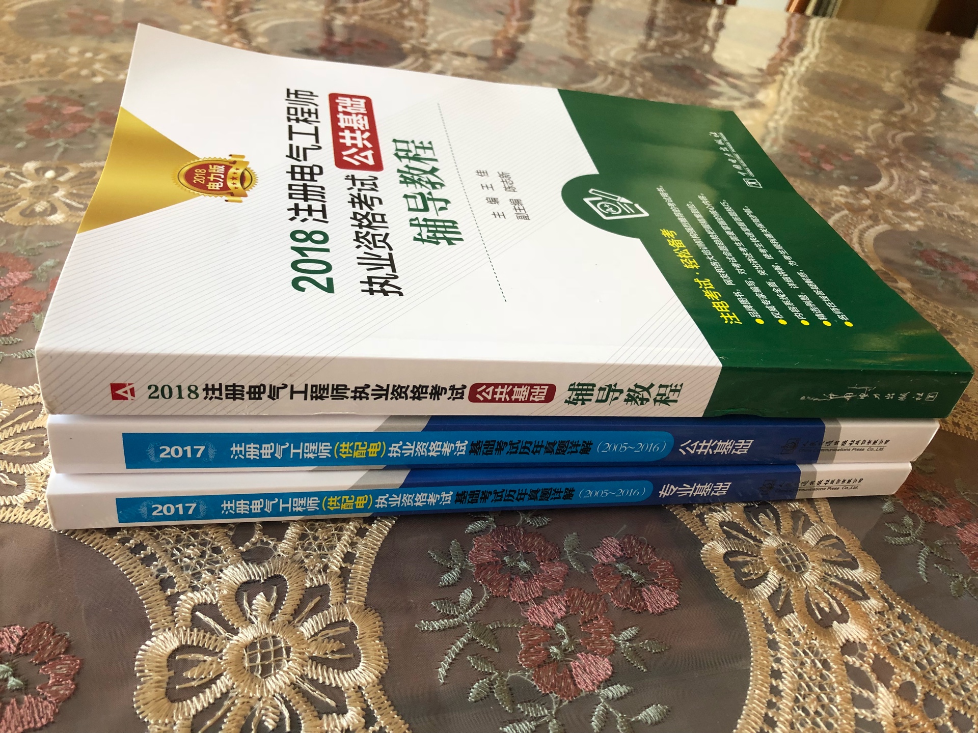 一般不参加活动的书，备战考试，200-100活动，赶紧入手，刚需，而且那么重的书快递员都送货上门，真是太赞了！