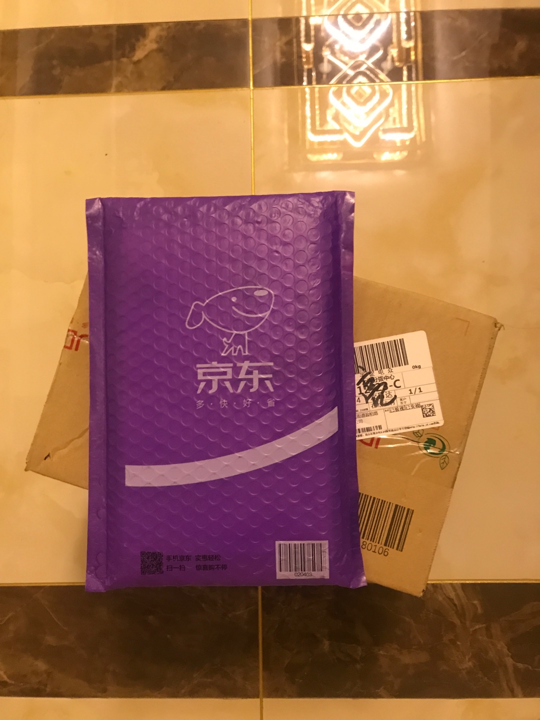 的图书是我最喜欢的，价格比新华书店便宜很多，品质丝毫不差，不想其他一些电商图书质量不好，一直在买书，物美价廉！