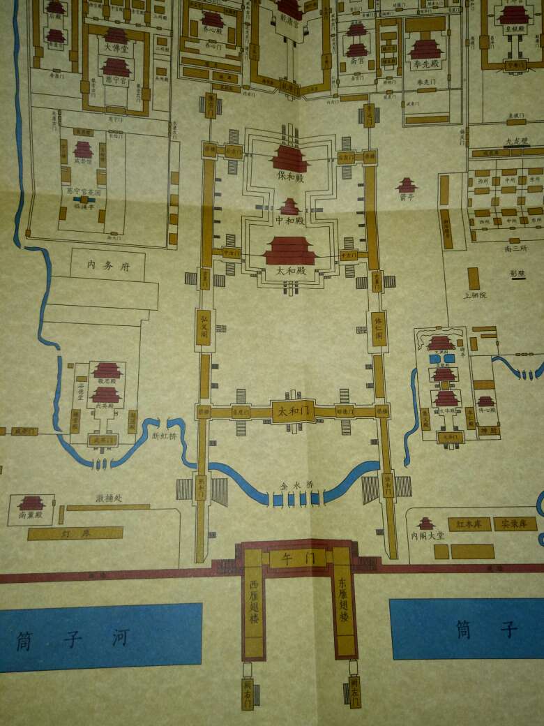 对于一个不是土生土长的北京人来说，紫禁城是一个神秘的存在，它的美令人向往，它的深邃却又那么让人捉摸不透。在一个有温暖阳光的日子，细细品读它，历代明清皇帝的故事，娓娓道来~(附有图纸很贴心?可以更好了解)