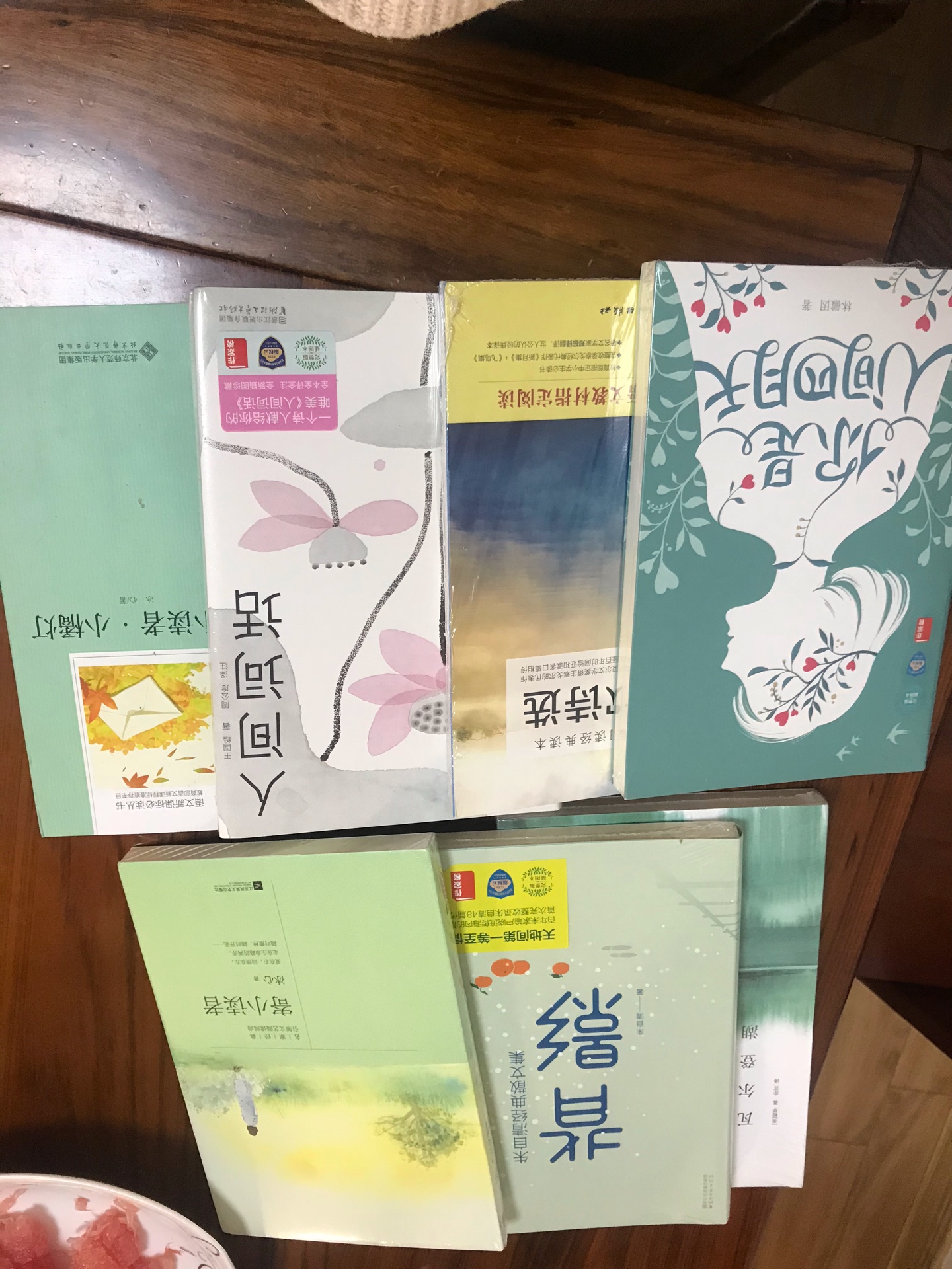 家里丫头点名要求的几本书，都不错，包装精美，是正版，孩子看到了应该会很开心，有活动，价格挺给力的