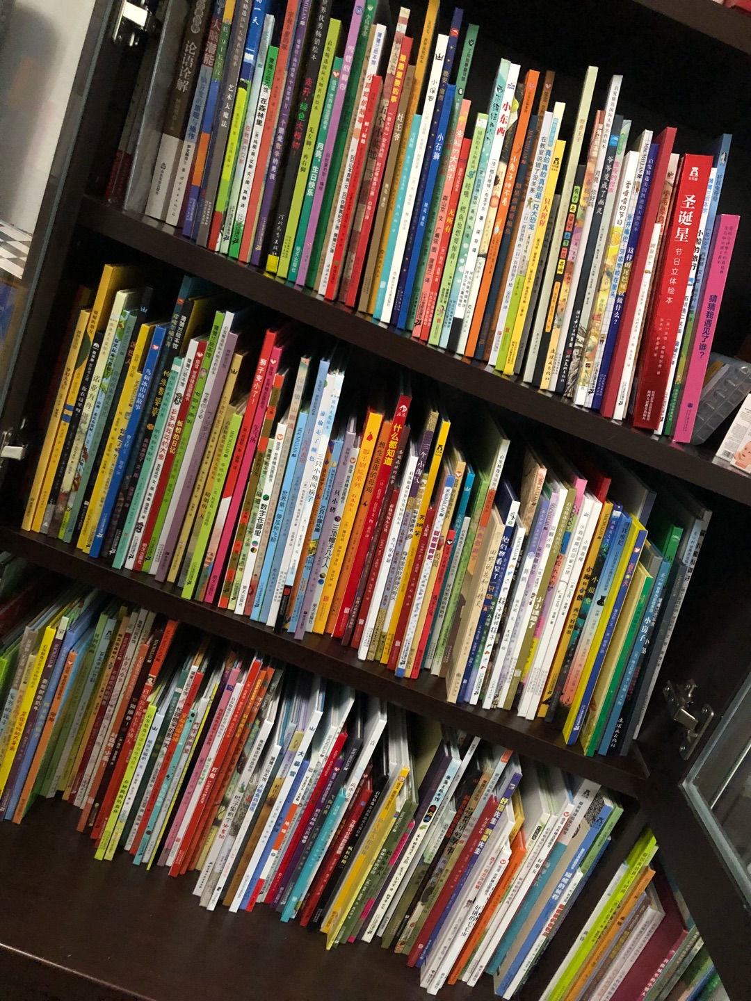 很可爱的故事 让儿子知道了黄色和蓝色混在一起 会变成绿色 顺便晒一下书柜的一部分 两年 陪儿子读了五百多本绘本