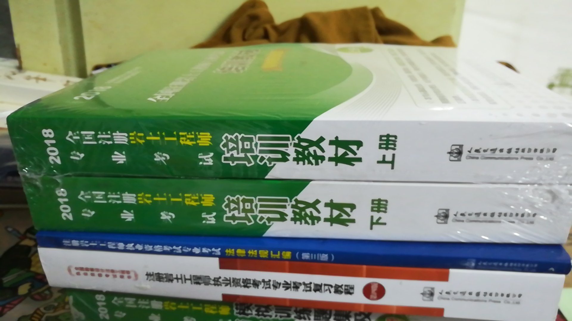 今年的双十一，是买书最多的一次，一大堆书。话说这个是专业书，专业性比较强，一本很厚，有得啃了，什么时候才能看完呢???