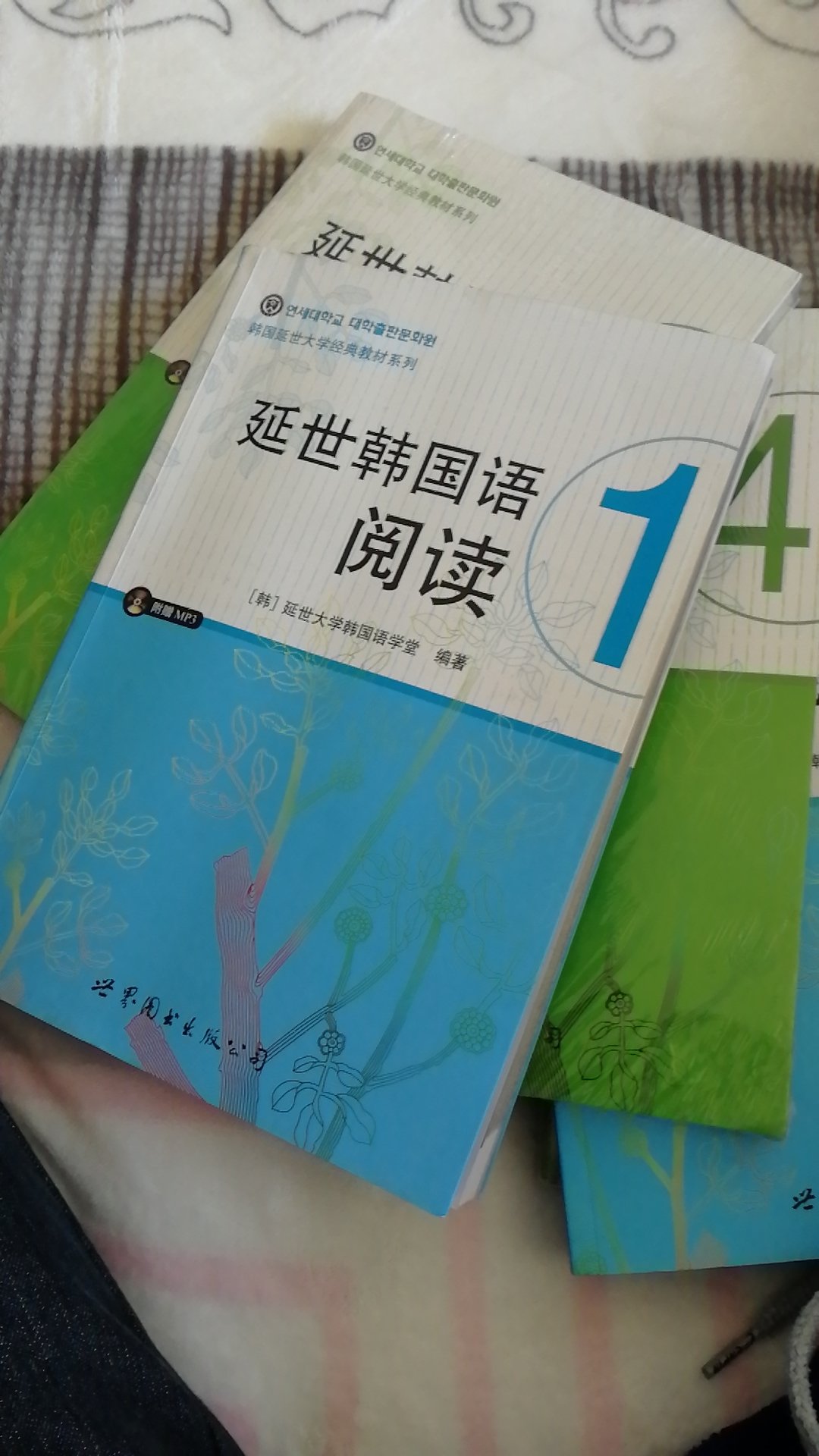 买了一整套的，一本一本慢慢读吧，现在第一本已经读到第八课了！