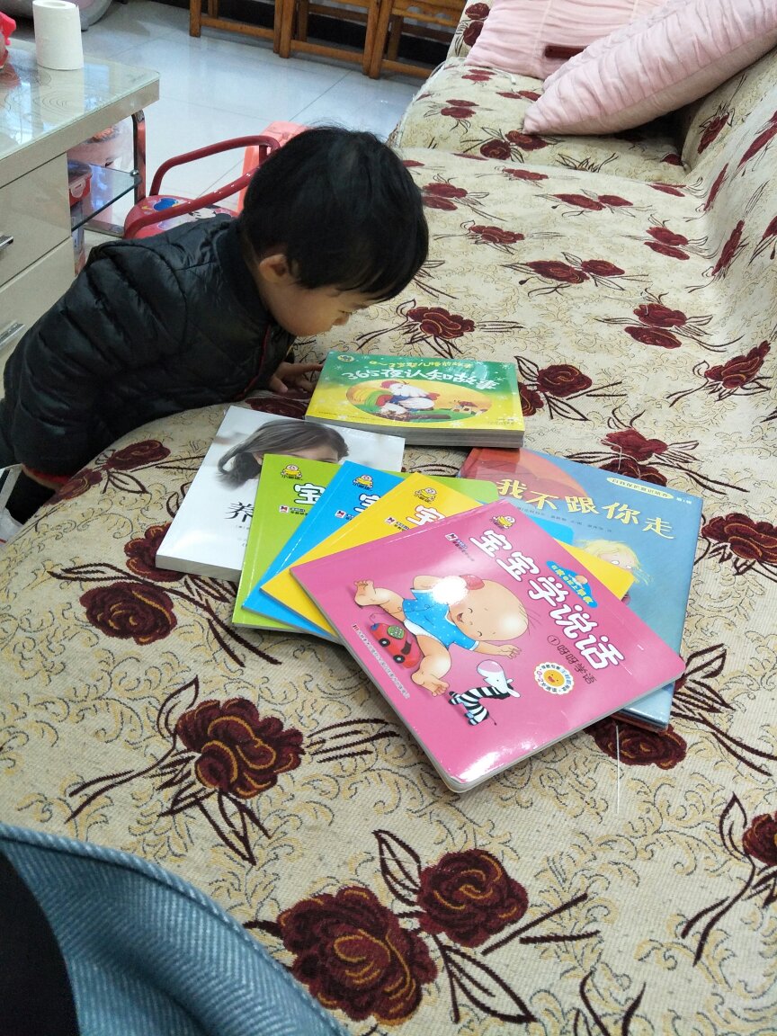 宝贝快1岁半了，买了几套书，收到书她非常感兴趣，也给自己买了一本书。书的质量很好，，总之很好，双十一很划算