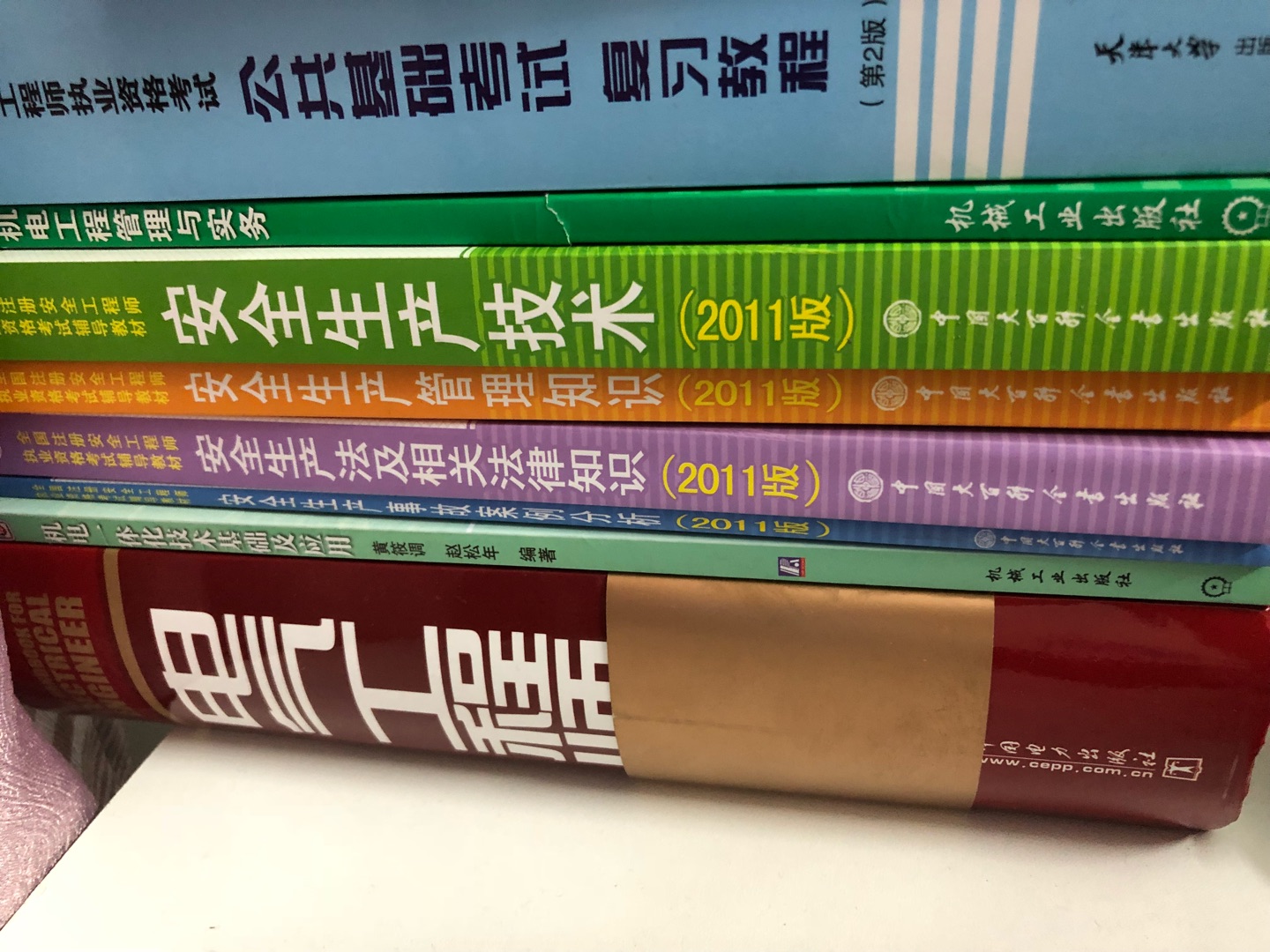 内容非常详细，纸的质量也挺不错。书本非常厚实，需要花时间好好研究哈哈