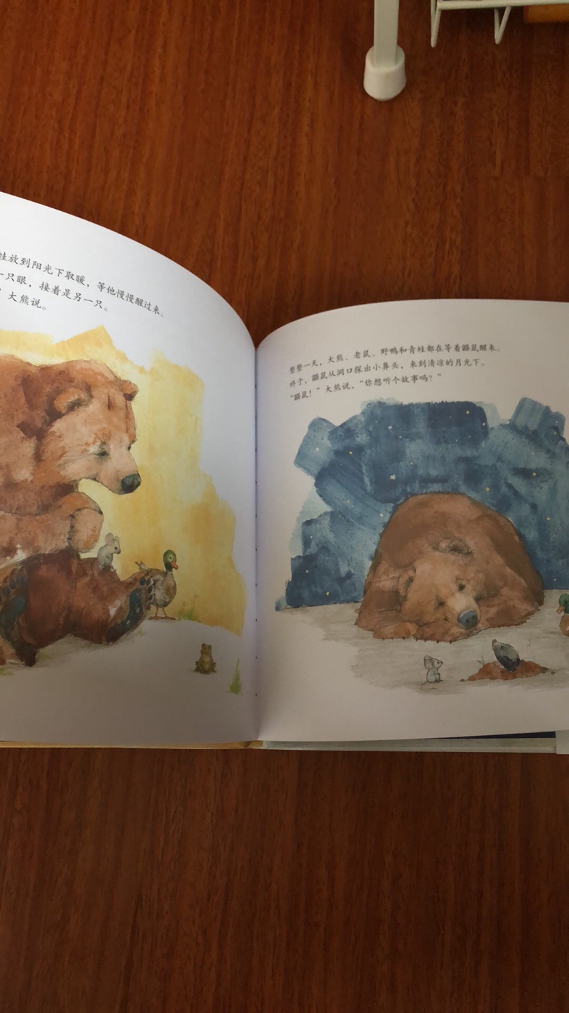 娃喜欢熊 看到关于熊的绘本就果断买了 很呆萌的故事 适合睡前亲子阅读