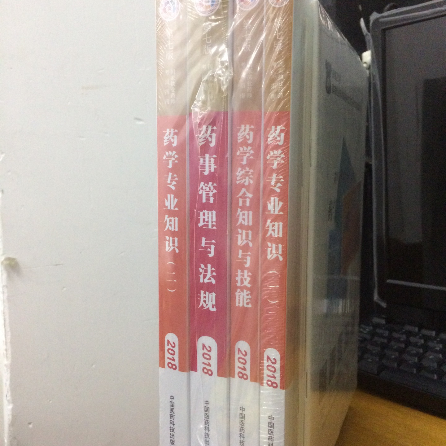 外观完好无缺  内页纸质不错  价格也很实惠 值得购买