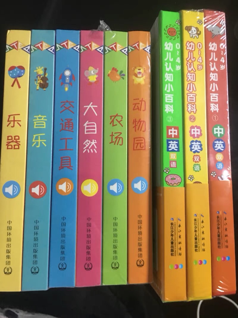 有声书可以边看边听，很适合小宝宝，这六本书的材质很好，色彩鲜明、有中英文双解，一套系列可以学**不少内容