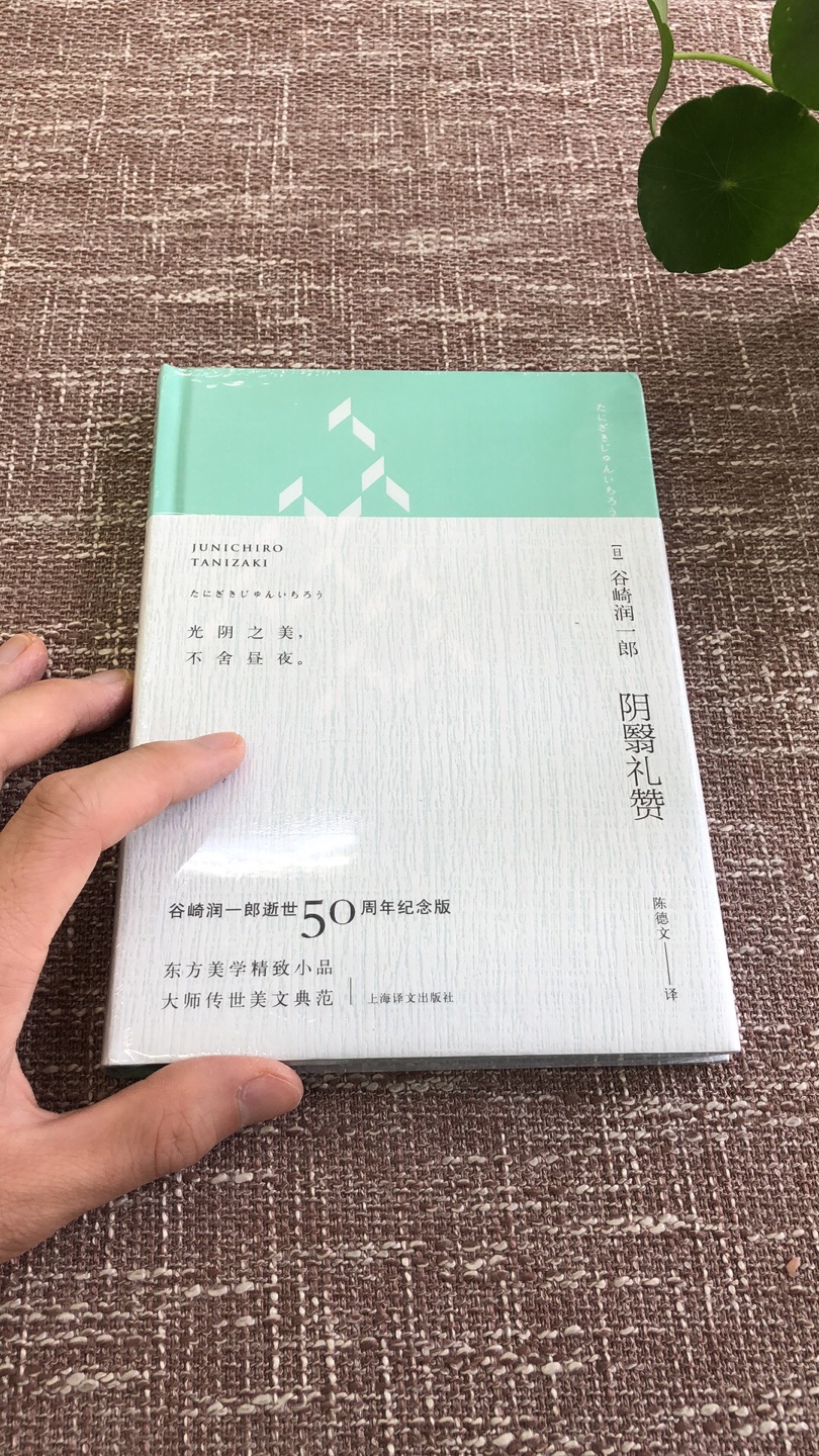 嘤鸣书社位于福建省福州市仓山区建新镇上下店路15号福建农林大学（简称“农大”）校内，面临观音湖、背靠如来山，毗邻校史馆，接壤海外院，实乃农大风水宝地！她是由农大图书馆提供场地支持，农大学生自主经营、自负盈亏的创业书店，于2018年9月6日正式营业，我们秉持“耕读传家、诗书继世”的理念精雕细琢。嘤其鸣矣，求其友声；只问耕耘，无问西东。我们衷心期待嘤鸣书社能成为你我共建、共创、共享的精神家园。一路上有你，苦一点也愿意！