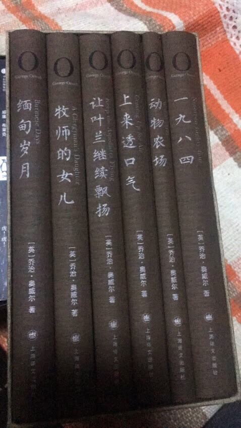 【内容简介】《企鹅经典：小黑书》是企鹅出版集团在成立80周年之际开始推出的系列“文学册子”，选目磅礴丰富，跨越时间与空间的束缚，寻找传世之作。此次出版的中英双语版本，从英文原版的选目中，为中国读者精心挑选了30部兼具经典性与当代性的作品，分三辑推出。除可读性较高的短篇小说之外，还收录了一些诗歌及未曾译介过的非虚构作品。