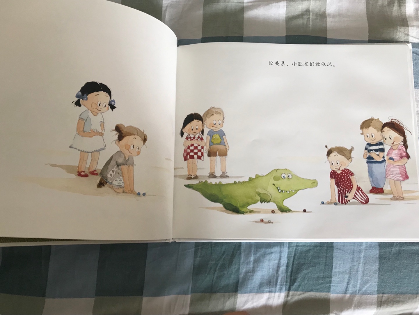非常适合2-4岁小朋友与父母亲子阅读，小鳄鱼像极了刚入园的小朋友，对所有事物充满好奇，但又有些胆怯，不知道如何与其他小伙伴相处。这本绘本用幽默风趣的文字，配上可爱的插画，描绘了小朋友之间友爱互助的画面，温馨动人，帮助宝宝内心成长，值得推荐！