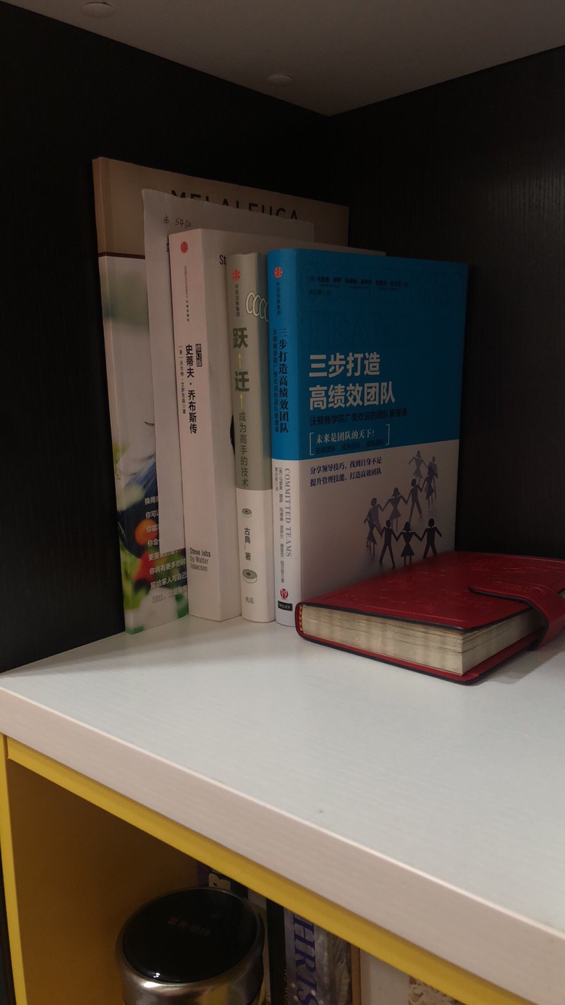 在买了好多书，家里的书基本都在买的，赶上活动价格合适，给孩子多看看书增强阅读能力，再继续的话，看来家里该换大书柜了，现在已经装不下了，还有部分书在路上，喜欢在买东西，次日到达太好了！自己看的书和孩子的书都是在买的！