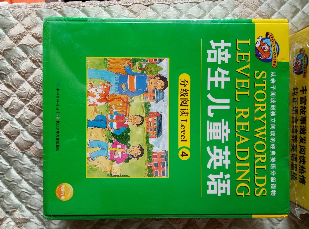 非常棒的一套英语启蒙书，里面的故事很吸引人，宝宝非常喜欢听，虽然英语听不懂，但可以学习一些单词，很棒