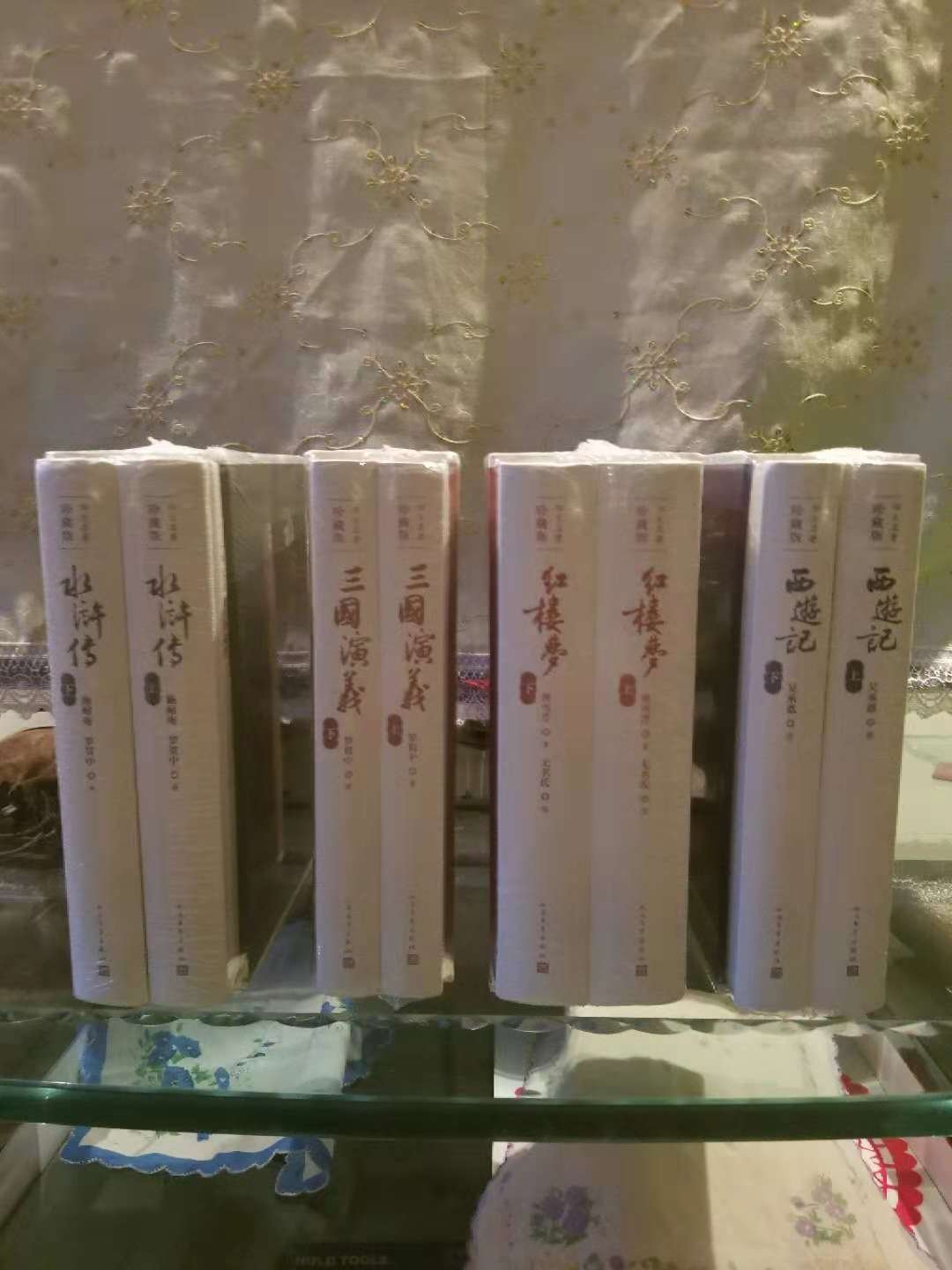 中国古典长篇小说四大名著，简称四大名著，是指《水浒传》、《三国演义》、《西游记》、《红楼梦》（按照成书顺序）这四部巨著。四大名著是中国文学史中的经典作品，是世界宝贵的文化遗产。此四部巨著在中国文学史上的地位是难分高低的，都有着极高的文学水平和艺术成就，细致的刻画和所蕴含的深刻思想都为历代读者所称道，其中的故事、场景、人物已经深深地影响了中国人的思想观念、价值取向。可谓中国文学史上的四座伟大丰碑。