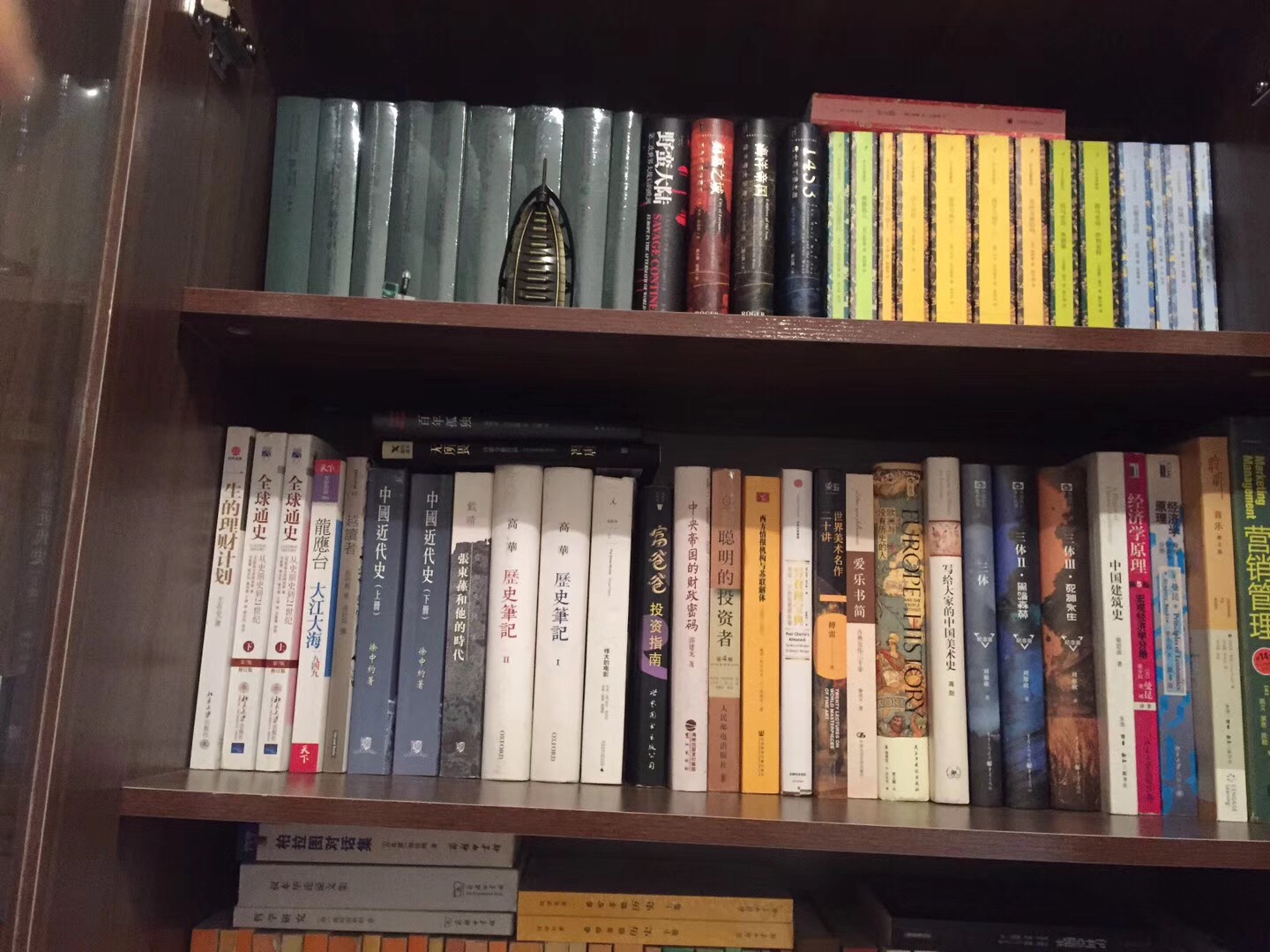 商务印书馆的汉译世界学术名著，为最全最经典的学术名著，有多少买多少，家里藏了100多本了。