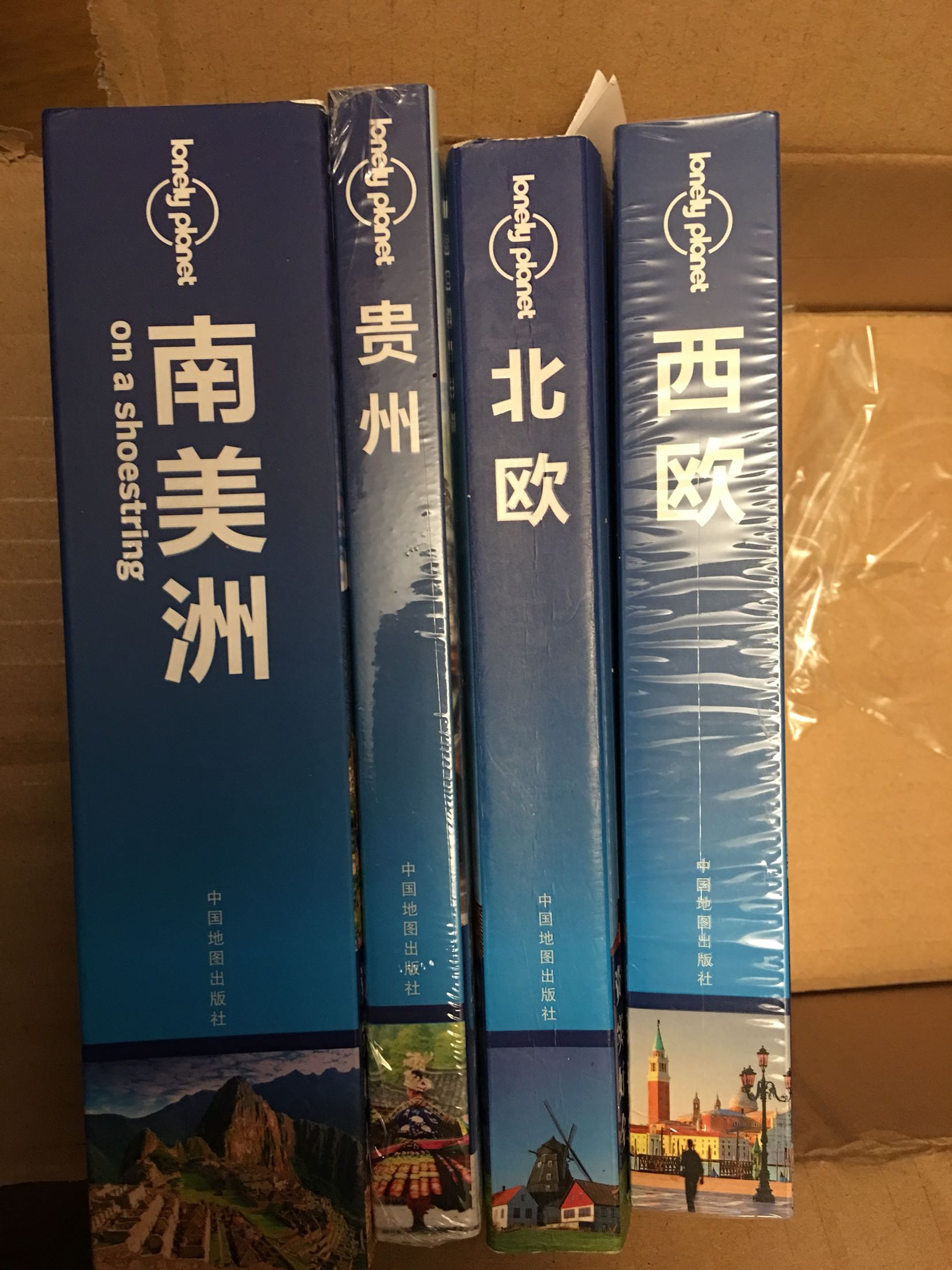 每次出游首选的书就是孤独星球，那自然会到商城网购啦。头天下单一般都是第二天书必到。而且在网上随时能查到物流进度。送货小哥一如既往的给他点赞