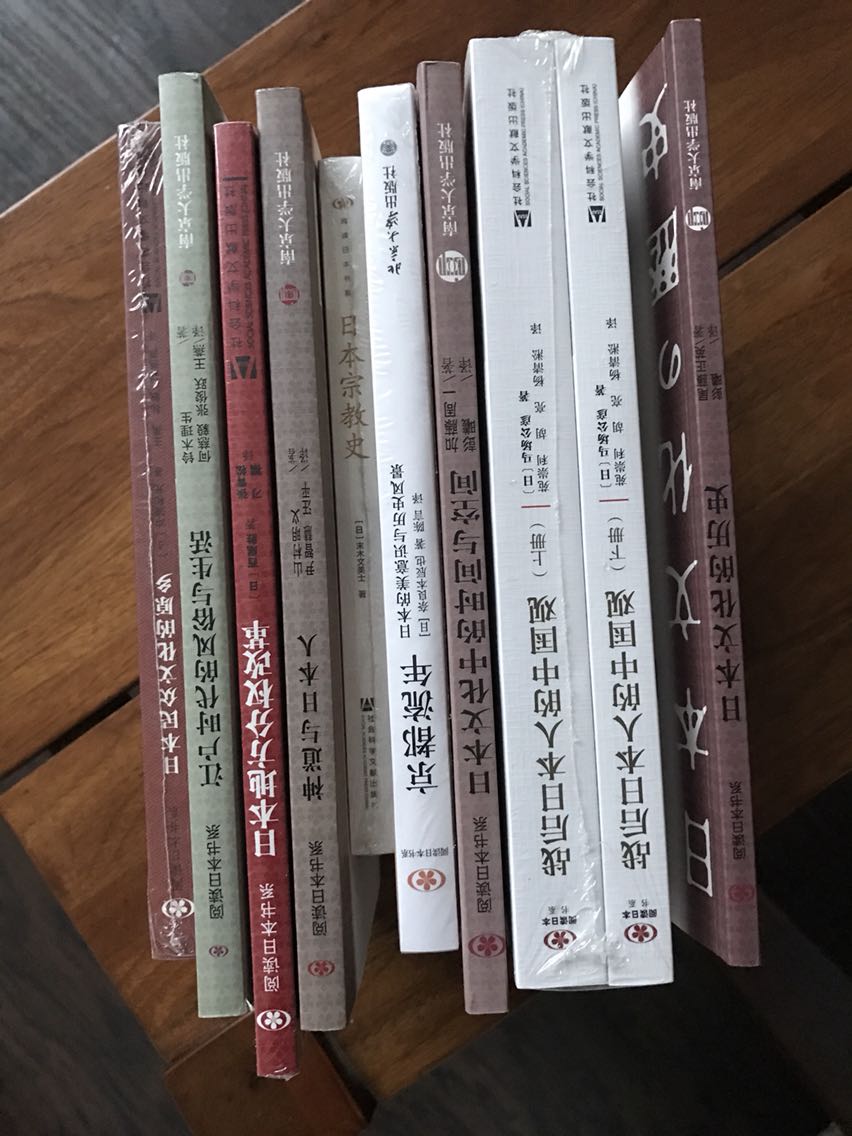 一口气买了丛书中的九本 书目涉及日本的传统与现代 文学与宗教、艺术与政治、社会与艺术等多个方面。只是价格有点贵 且个别书的翻译有点夹生，读起来稍觉吃力 。