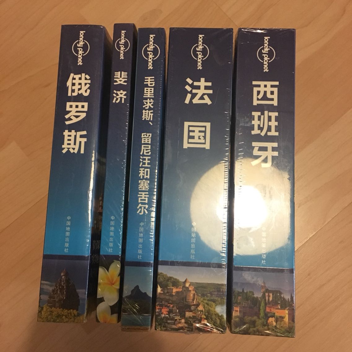 满减买太值了。书很厚，做工很好。之前都是出游之前买lonely planet，这次先囤着。