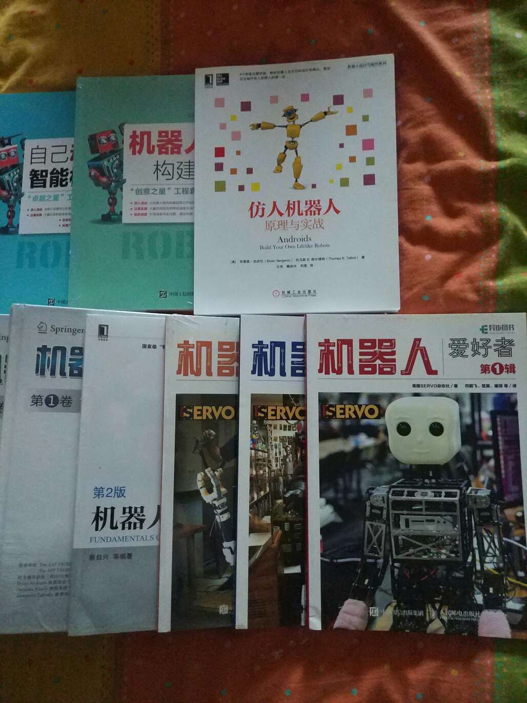 这几年机器人题材很火，也利用活动采购一些相关图书攻读一下。这系列很不错，是国外著名杂志的中文翻译，内容很受启发！可惜的是有些文章是前几年的，对于今年出版的图书来说内容有点过时了！