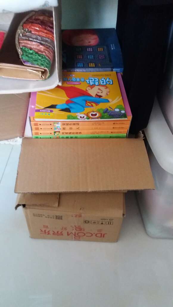 配送过来4箱书，收拾一下，两箱就装下了，快递小哥服务态度很好！书的质量不错，是正版，就是没塑料包装的书都脏了！
