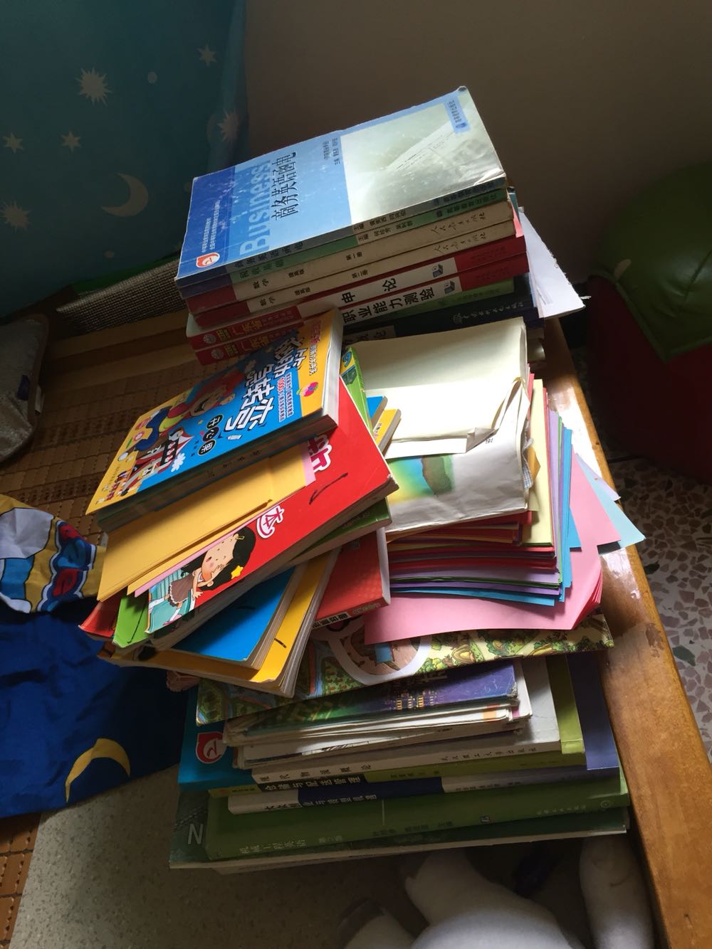 我的书架变成大宝的书架，他把我的书搬下来，放他的书，坏孩子一个！?